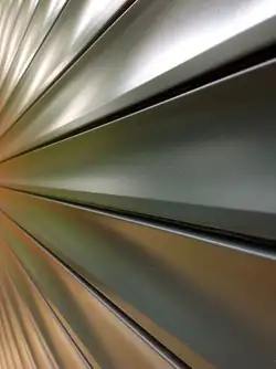 Détail d'un rail et du tablier d'un volet roulant Détail d'un rail et du tablier d'un volet roulant